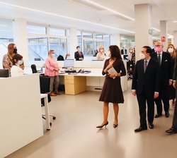 Su Majestad el Rey recorre el área de la Dirección General de Españoles en el Exterior y Asuntos Consulares